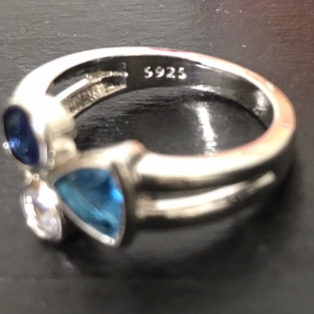 Sterling Crystal Abstract Ring. - Picture 3 of 6